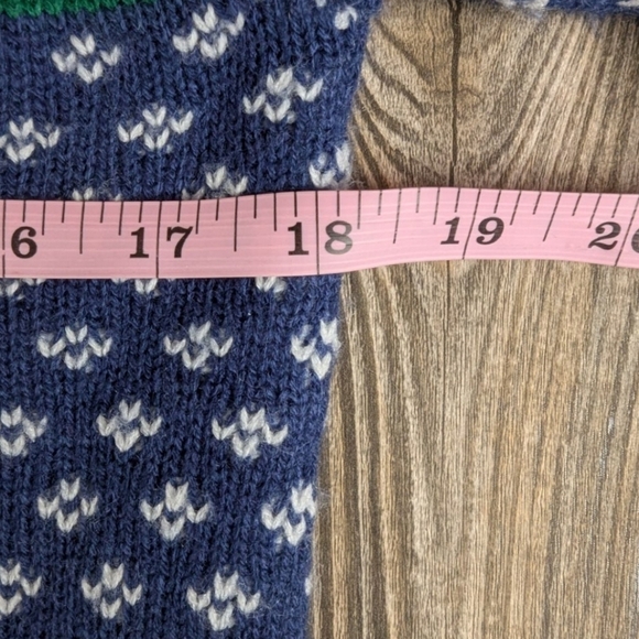 Holiday Time howling at the moon wolf Christmas sweater small embroidered - Picture 10 of 10